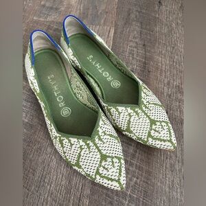 Rothy’s point in Meadow size 8 SNUG